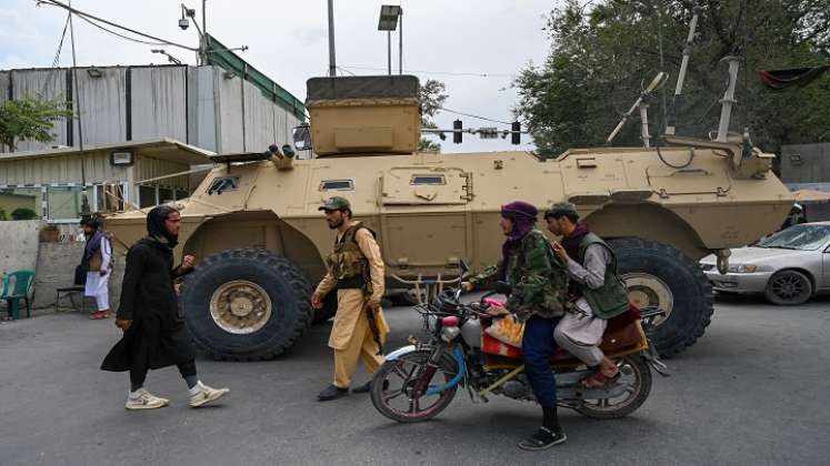 Combatientes talibanes montan guardia en las calles de Kabuel, tras tomar el control de Afganistán./ Foto AFP