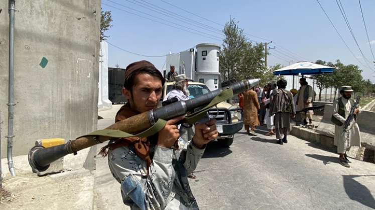 Un combatiente talibán sostiene un cohete RPG mientras hace guardia con otros en una puerta de entrada fuera del Ministerio del Interior en Kabul. / Foto: AFP