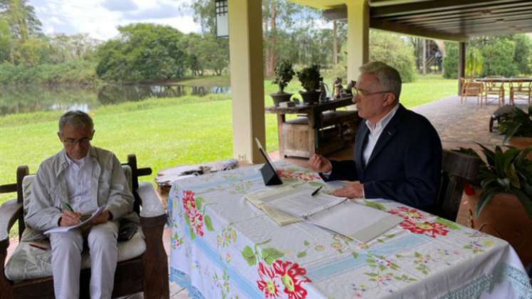 Álvaro Uribe habló con el padre Francisco de Roux, presidente de la Comisión de la Verdad. / Foto: Captura de video