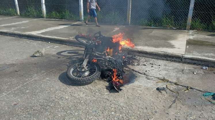 La comunidad quemó una moto de la Policía en rechazo a la muerte de Luis Carlos Peñaranda.
