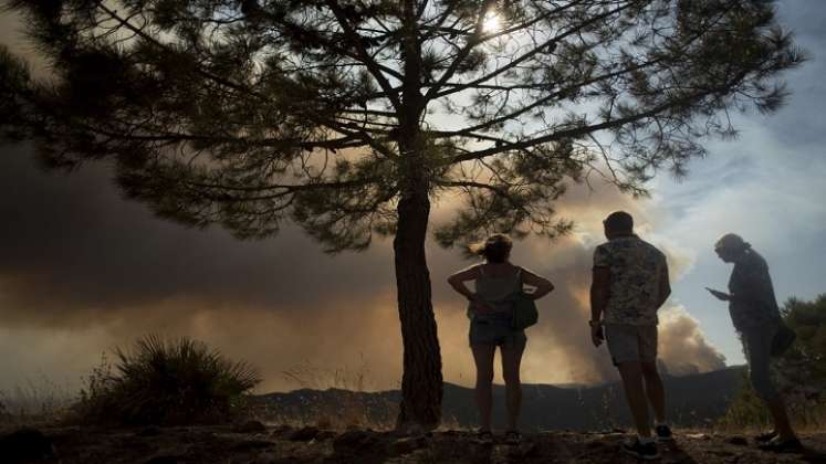 Cientos de evacuados por incendio forestal en España./Foto: AFP