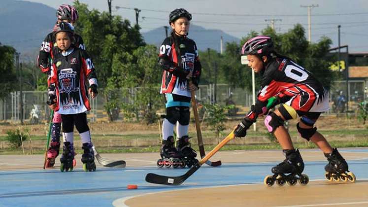 Habilidad, destreza, coordinación y movilidad es la que se maneja en el hockey de patinaje en línea.  