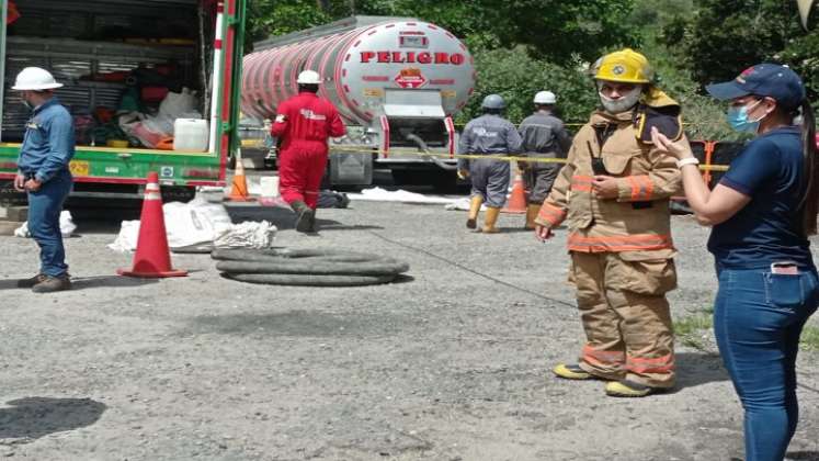 En el sector de San Luis de la carretera Ocaña-Ábrego se efectuó un simulacro para mitigar los efectos del derrame de sustancias peligrosas . / Cortesía/ La Opinión 