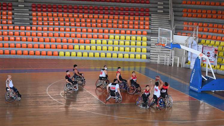 Baloncesto en silla de ruedas en la Toto Hernández. 