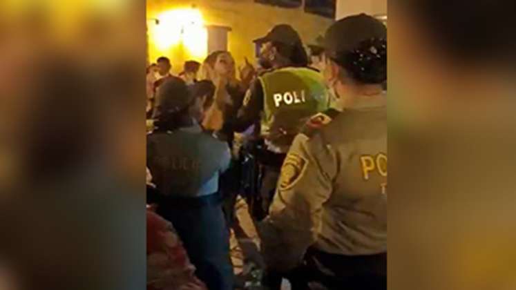 Policía y extranjera se enfrentaron a cachetadas en Cartagena./Foto: Colprensa