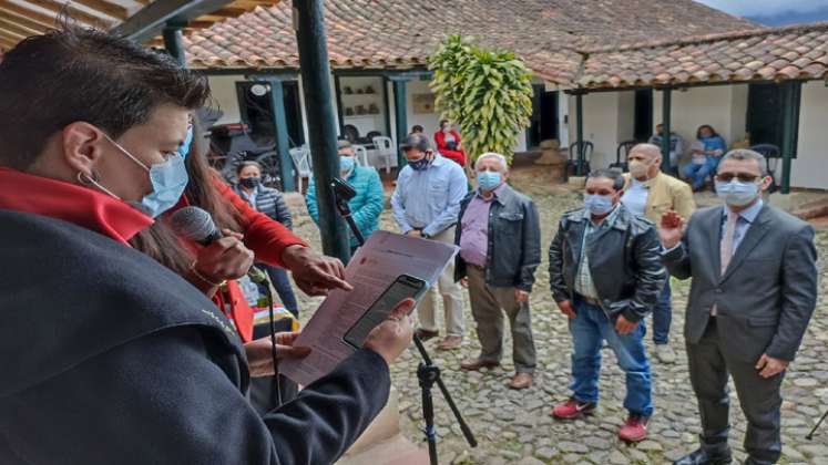 La directora de Cultura. Margarita Camacho tomó el juramento a los consejeros de turismo. Foto: Cortesía/La Opinión.
