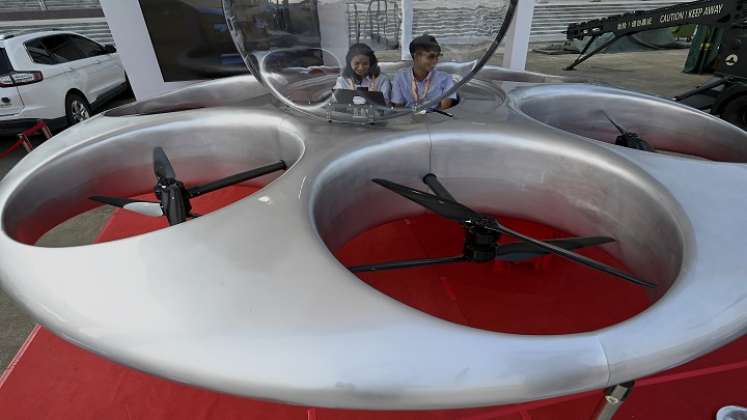 China presentó los nuevos equipos de su fuerza aérea, como drones de vigilancia o de ataque./AFP