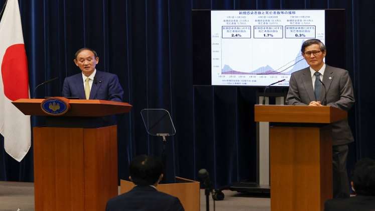 El primer ministro de Japón, Yoshihide Suga (izq.), Y el presidente de la Organización de Salud Comunitaria de Japón, Shigeru Omi, participan en una conferencia de prensa. /AFP