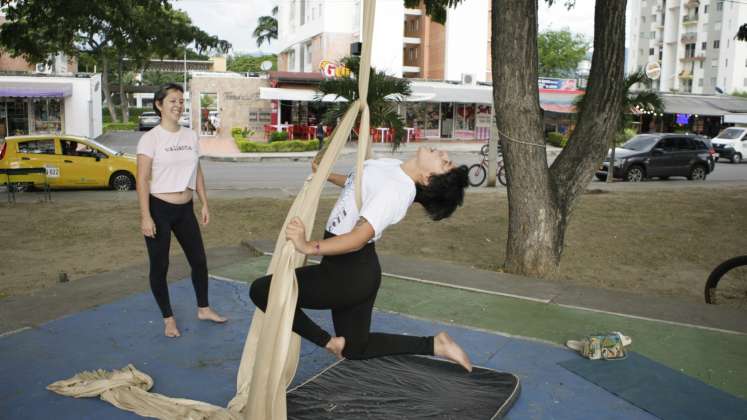 Lina Valeria Torres y Nathaly Márquez, sienten que sus días son más completos gracias a la danza aérea. Foto: @juanpcohen