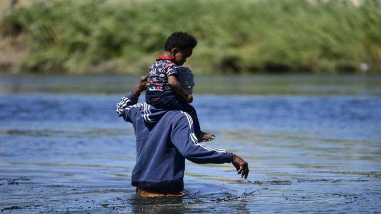 En la ribera aún se permite el cruce de haitianos. Algunos pasan de México a Estados Unidos llevando a sus hijos en hombros./AFP