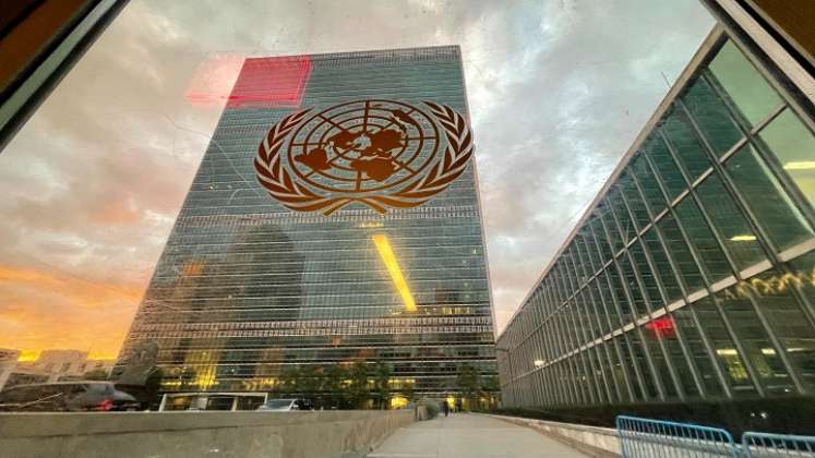 edificio de la sede de las Naciones Unidas se ve desde el interior del salón de la Asamblea General antes de que los jefes de estado comiencen a dirigirse al 76 ° período de sesiones de la Asamblea General de la ONU. /Foto AFP