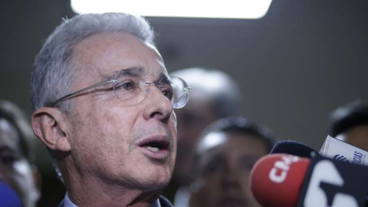 “Yo no voy a apoyar candidatos”, asegura Uribe