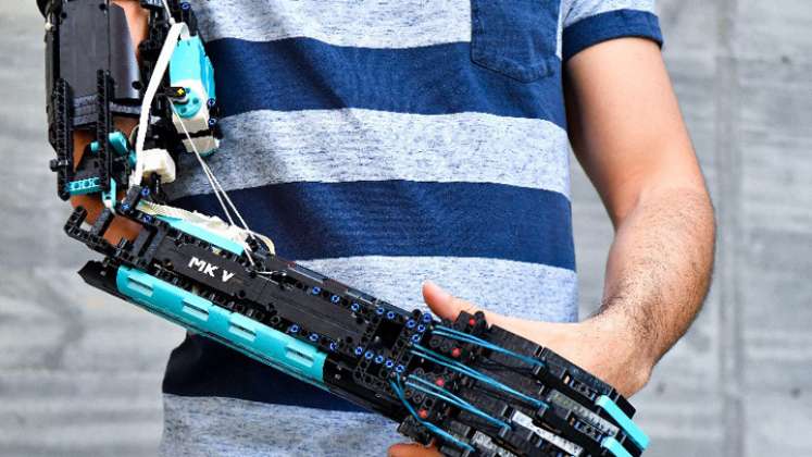 El estudiante universitario andorrano David Aguilar, 22 años, afectado por el síndrome de Poland, muestra su prótesis de brazo fabricada por él mismo con piezas de Lego. / Foto: AFP