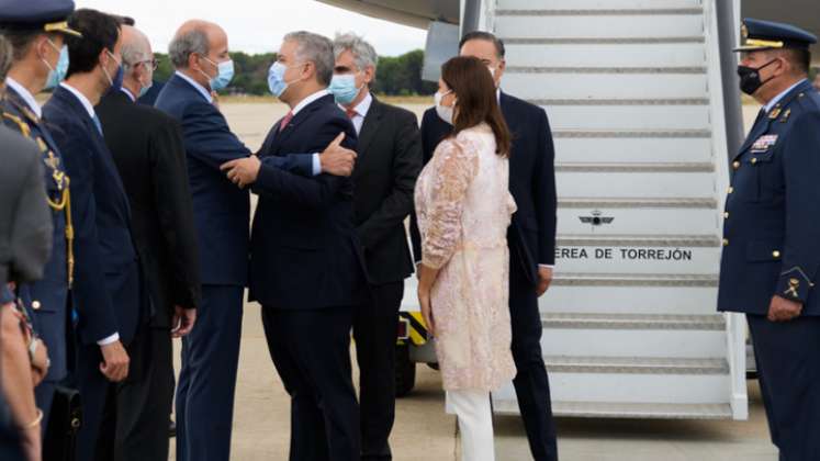 En Madrid, Duque fue recibido por María Sebastián de Erice, introductora de embajadores, Juan Fernández Trigo, secretario de Estado para Iberoamérica, Marcos Gómez, embajador de España en Colombia y el comandante de la Base Aérea. 