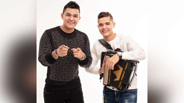 Con su nuevo sencillo musical ‘El enredo’, Felipe León que  lo acompañó en el acordeón Gabriel Acosta,  promete llegar a más corazones. / Foto: Cortesía