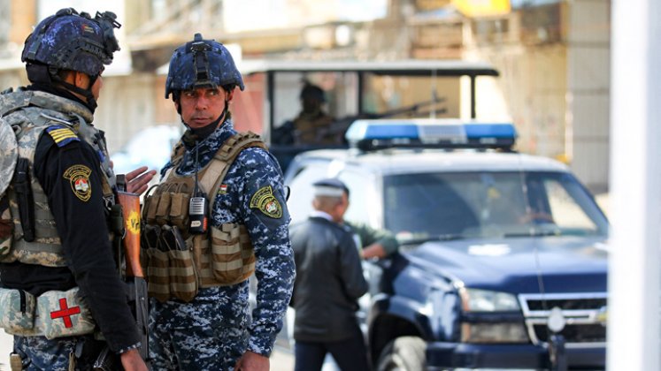 Miembros de las fuerzas de la policía federal iraquí montan guardia en un puesto de control en una calle de la capital, Bagdad. / Foto: AFP