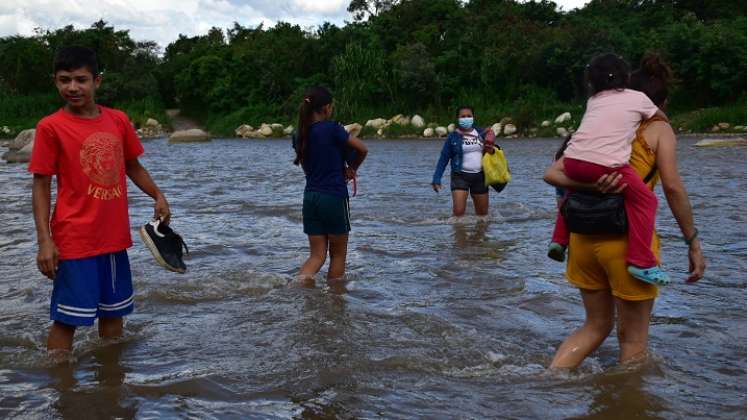 A diario, adultos y niños atraviesan el río para cumplir sus obligaciones.