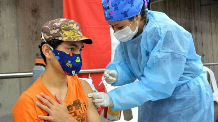 n Colombia los jóvenes entre 12 y 17 años podrán recibir la vacuna anticovid de las farmacéuticas Pfizer y Moderna que, hasta ahora, son las únicas autorizadas por el Instituto.