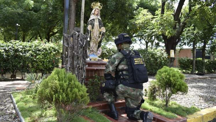 Los militares se encomiendan a la protección de la Virgen antes de salir a cumplir una misión.