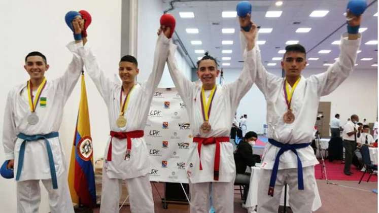 El Karateca cucuteño Iván Felipe Díaz Guarín (primero de derecha a izquierda) fue uno de los medallistas que tuvo Norte en el Interligs de San Andrés Islas.