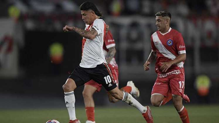 El colombiano Jorge Carrascal fue titular con River Plate en el triunfo 3-0 sobre Argentinos Jrs. 