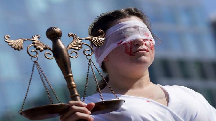 Un manifestante caracterizando a la justicia asiste a la gran marcha por el aborto, en Washington. /AFP