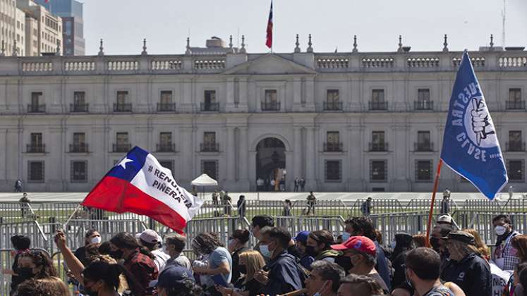 Protesta de maestros contra el gobierno del presidente de Chile, Sebastián Piñera, frente al palacio preside