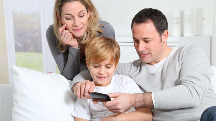 Niños y sus padres en el uso del celular.