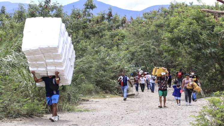 Las trochas han sido la alternativa para el paso de personas y mercancías por el cierre de los puentes fronterizos. /AFP