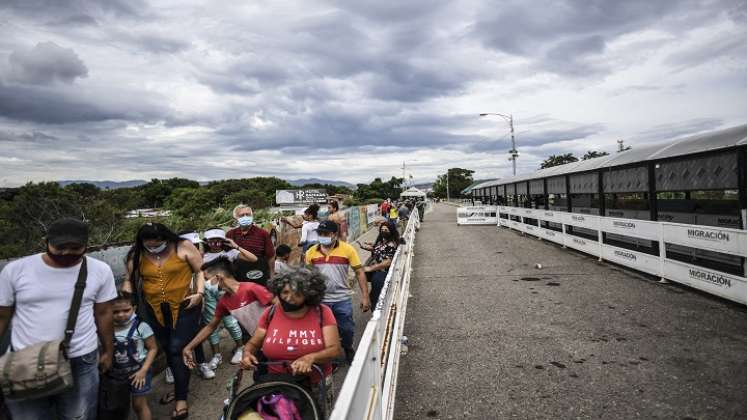 Por la frontera de Táchira, el paso más importante del país, se estima en principio que crucen "15 gandolas diarias de Colombia a Venezuela". /AFP