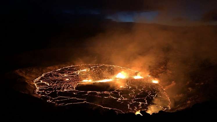 Imagen cortesía del Servicio Geológico de EE. UU. (USGS) muestra la erupción continua del volcán Kilauea en Hawai./AFP