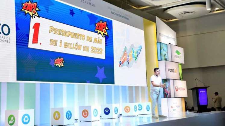 el ministro de Vivienda, Ciudad y Territorio, Jhonathan Malagón, quien lanzó el libro “Colombia Azul, el futuro del agua potable a 2030”, durante el congreso de Andesco.