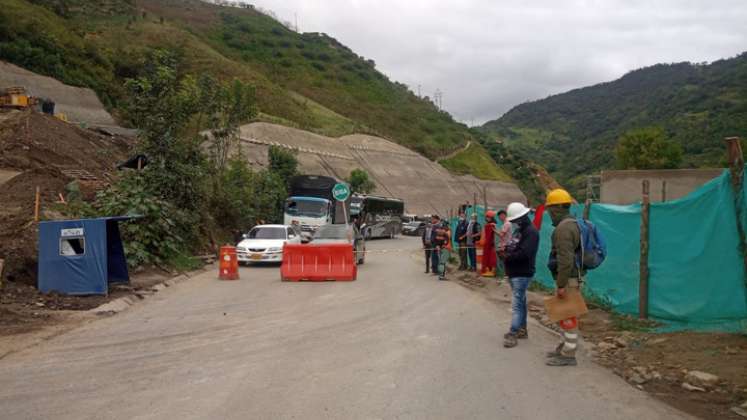 Personal de Unión Vial Río Pamplonita trabaja en la rehabilitación del paso. / Foto: Cortesía