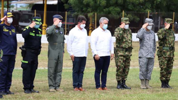 El presidente Iván Duque junto al ministro de Defensa, Diego Molano; y altos mandos militares. / Foto: Cortesía