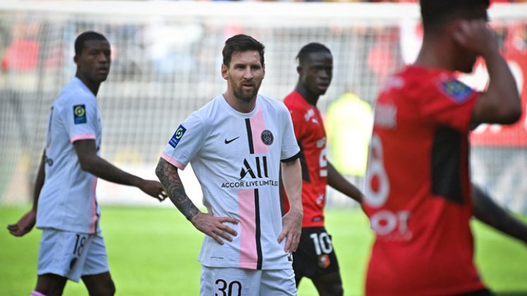 El delantero argentino del Paris Saint-Germain Lionel Messi (centro) reacciona durante el partido de fútbol francés. / foto: AFP