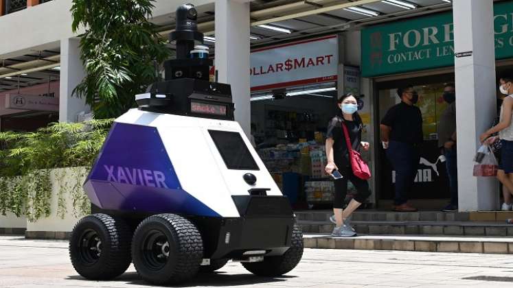 El robot vigila las calles de Singapur.
