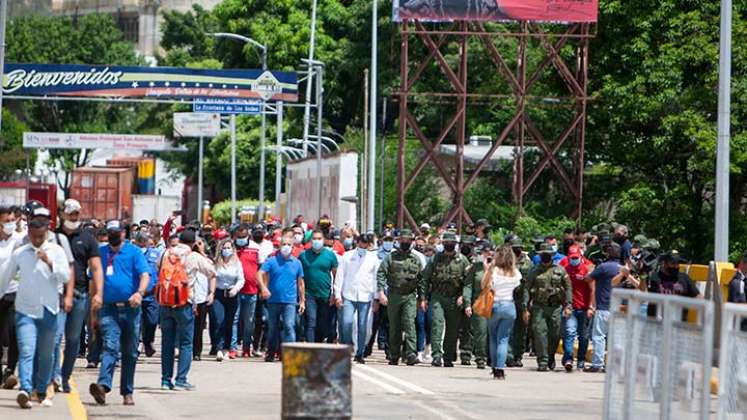 Autoridades de Venezuela recorrieron el puente luego del retiro de los contenedores./Foto Juan Pablo Cohen