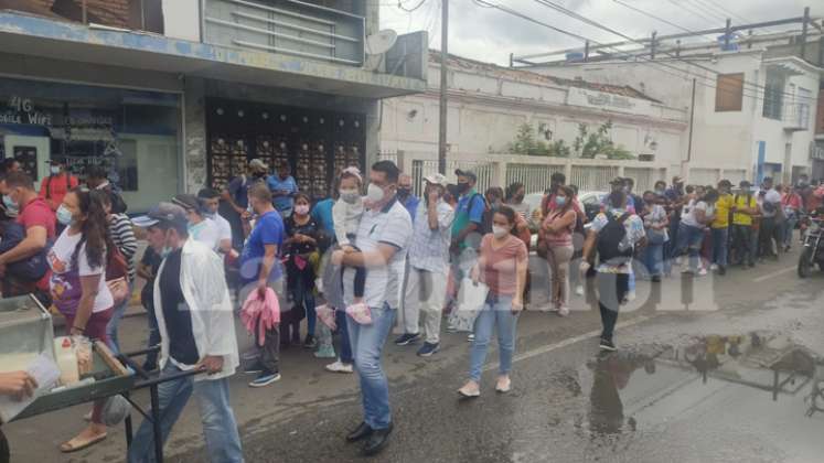 Sigue una gran multitud en espera de que pueda pasar a Colombia y cada vez se suman más ciudadanos. / Foto: Jonathan Maldonado