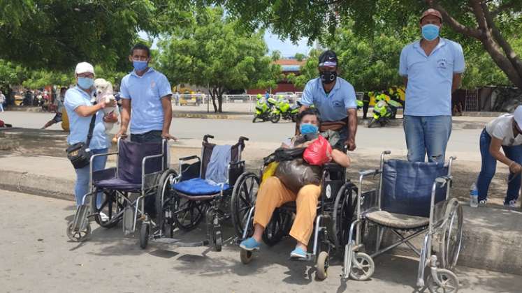 Silleros La Parada es una asociación integrada por ocho venezolanos que se ganan el sustento transportando pacientes, personas con discapacidad y de la tercera edad por el puente Simón Bolívar. / Foto: Leonardo Favio Oliveros