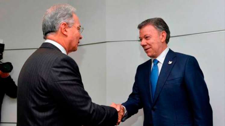 “Estoy dispuesto a estrechar la mano de Uribe, el país lo necesita”, Santos