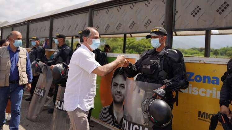 El precandidato del Centro Democrático, Óscar Iván Zuluaga, estuvo en la frontera. /Foto cortesía para La Opinión