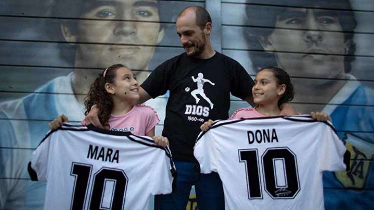 Mara y Dona Amado, las mellizas que conoció Maradona hace una década.