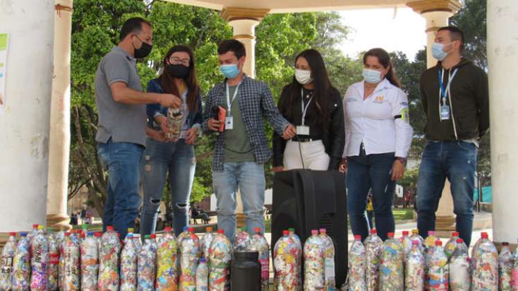 En el parque se recolectaron las primeras botellas llenas con plásticos reciclables. Foto: Roberto Ospino/La Opinión.