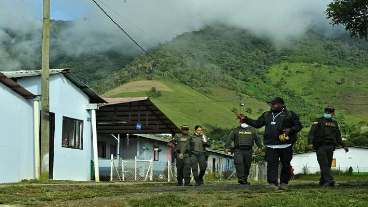 Policías patrullan un Espacio Territorial de Capacitación y Reincorporación (ETCR) en Dabeiba, departamento de Antioquia, Colombia, previo al quinto aniversario del Acuerdo de Paz./ AFP