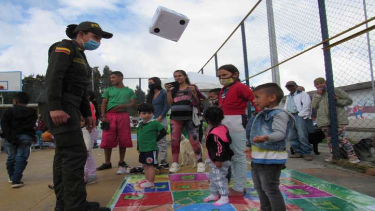 La Policía compratió juegos tradicionales con los niños del sector. Foto: Roberto Ospino/La Opinión.