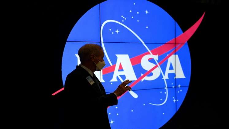 El administrador de la NASA, Bill Nelson, observa durante una visita al Centro de Vuelo Espacial Goddard./ AFP