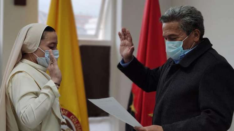 El alcalde Humberto Pisciotti, le tomó el juramento a la hermana Anghela del Rosario Angarita, quien ahora goza de nacionalidad colombiana. Foto: Cortesía/La Opinión.