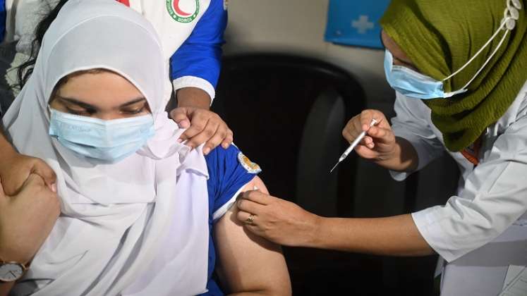 Estudiante recibe una inyección de la vacuna contra el coronavirus Covid-19 en las instalaciones de una escuela en Dhaka, India. /AFP