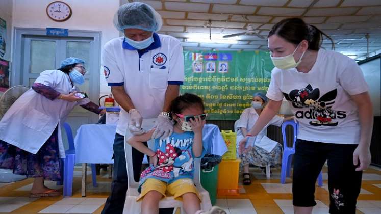 Una niña recibe una dosis de la vacuna contra el coronavirus Sinovac Covid-19 en un centro de salud en Phnom Penh, en Camboya./AFP