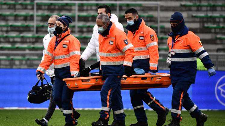 Neymar debió ser retirado en camilla, debido a la lesión. / Foto: AFP